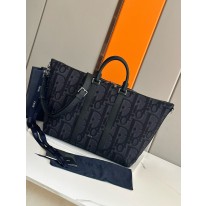 디올 여행가방