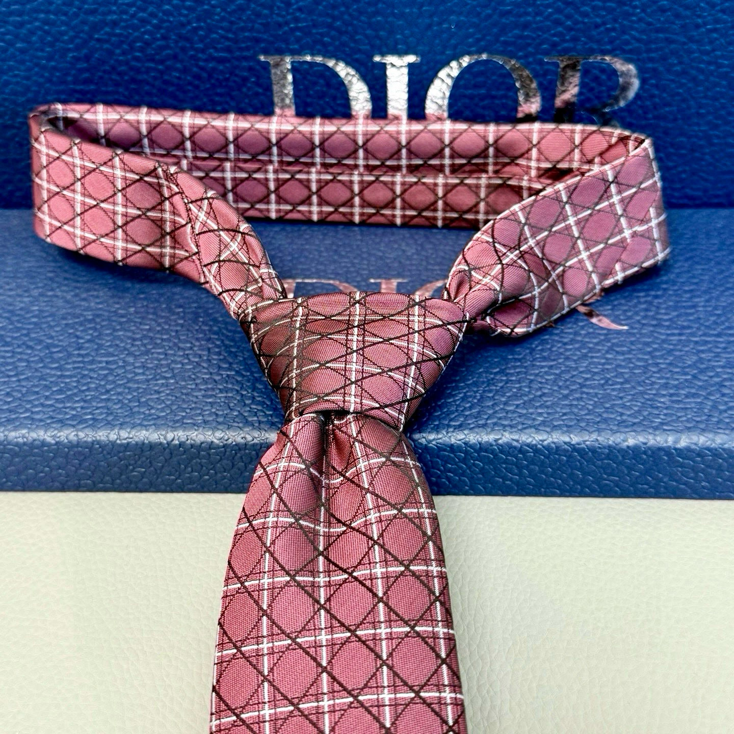 디올 넥타이
