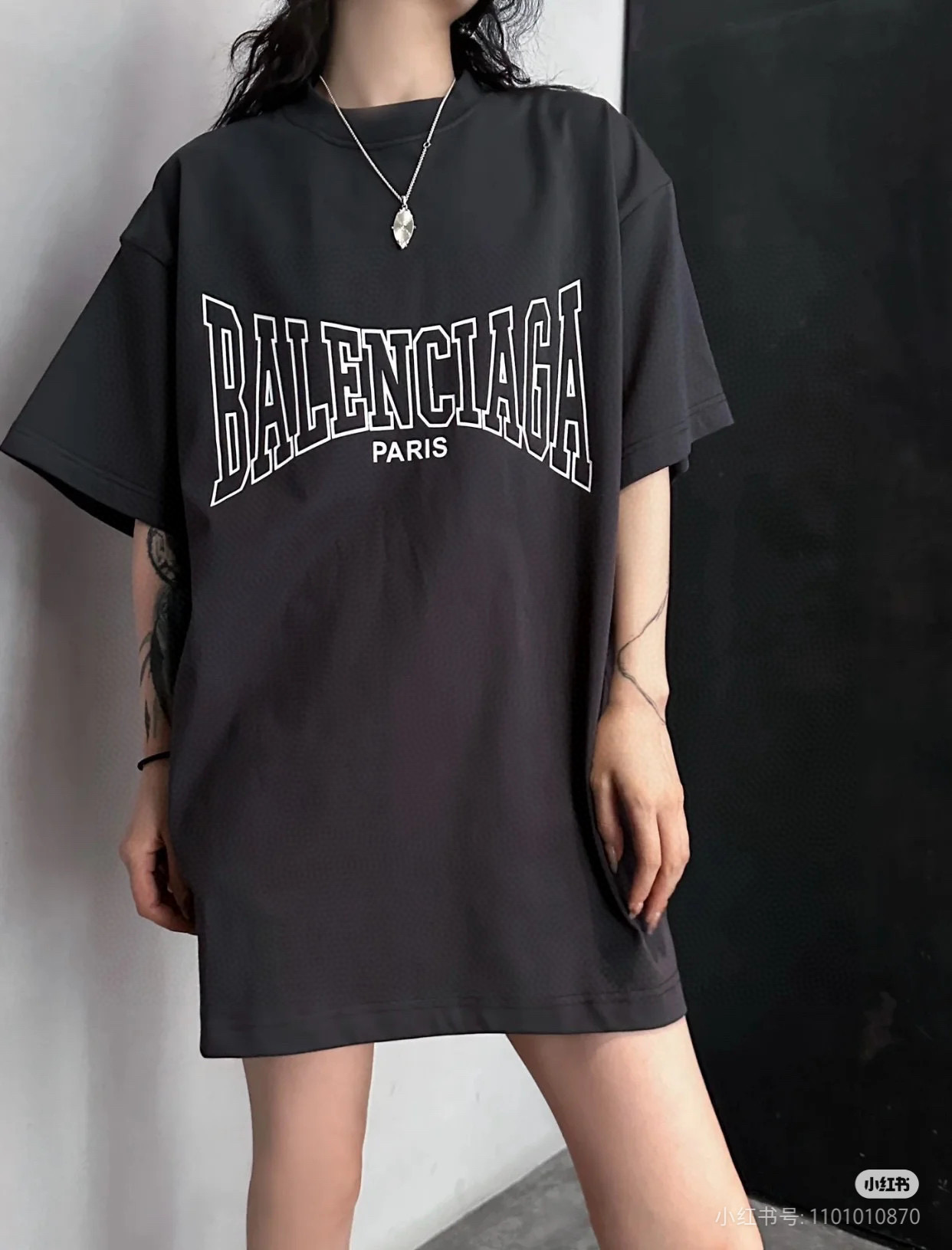 발렌시아가 남녀공용 반팔티