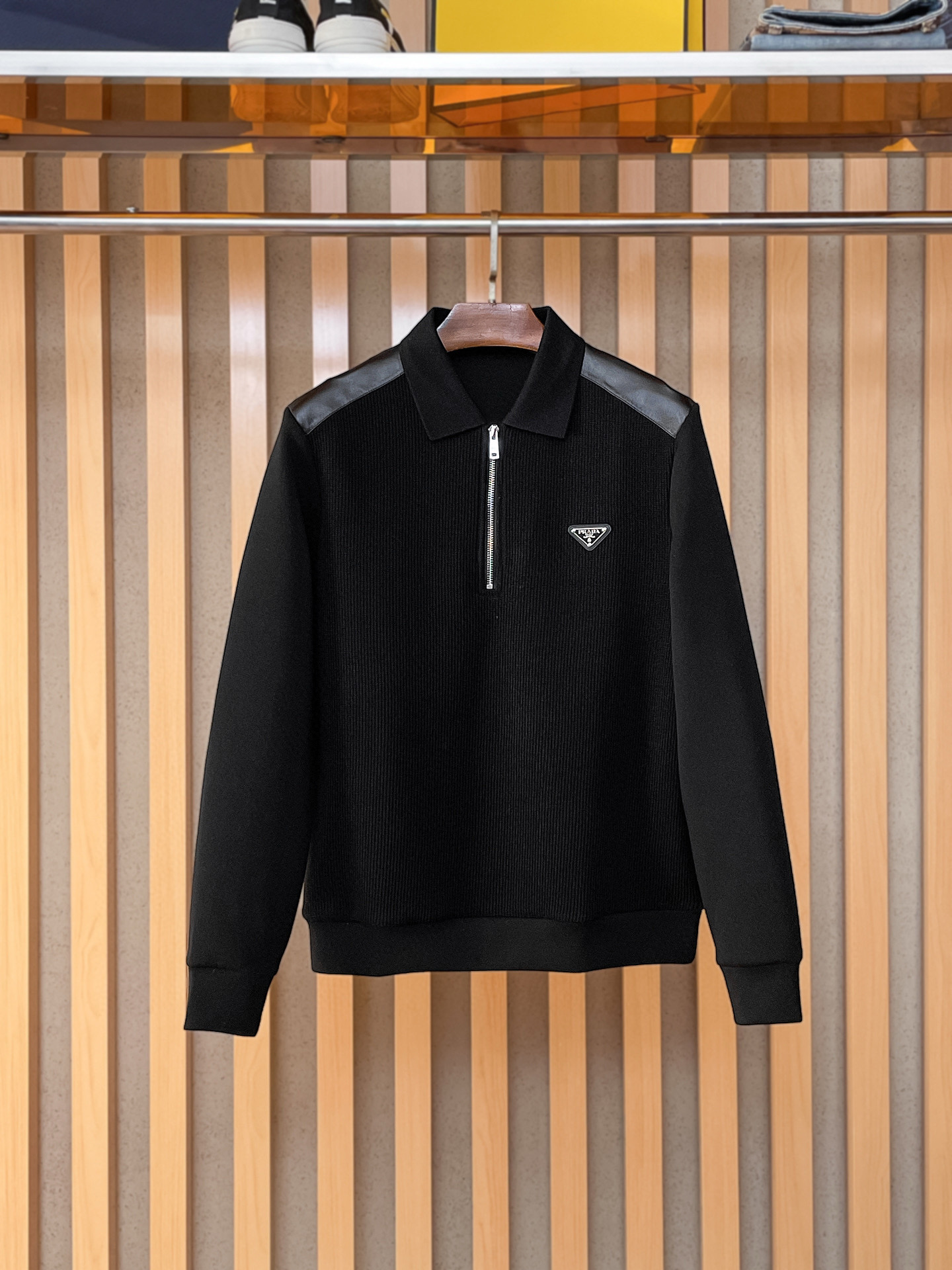 프라다 남자 맨투맨