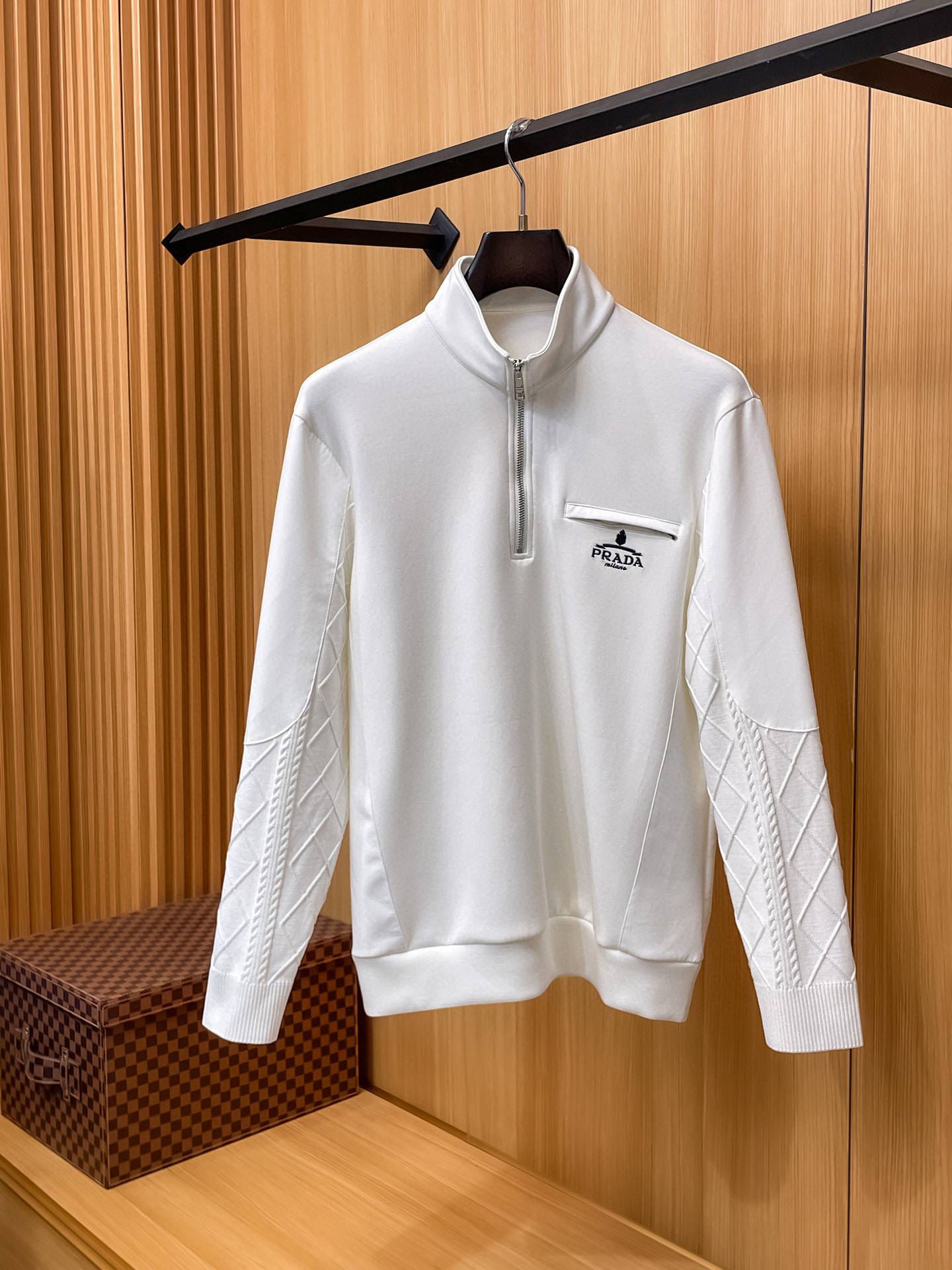 프라다 남자 맨투맨