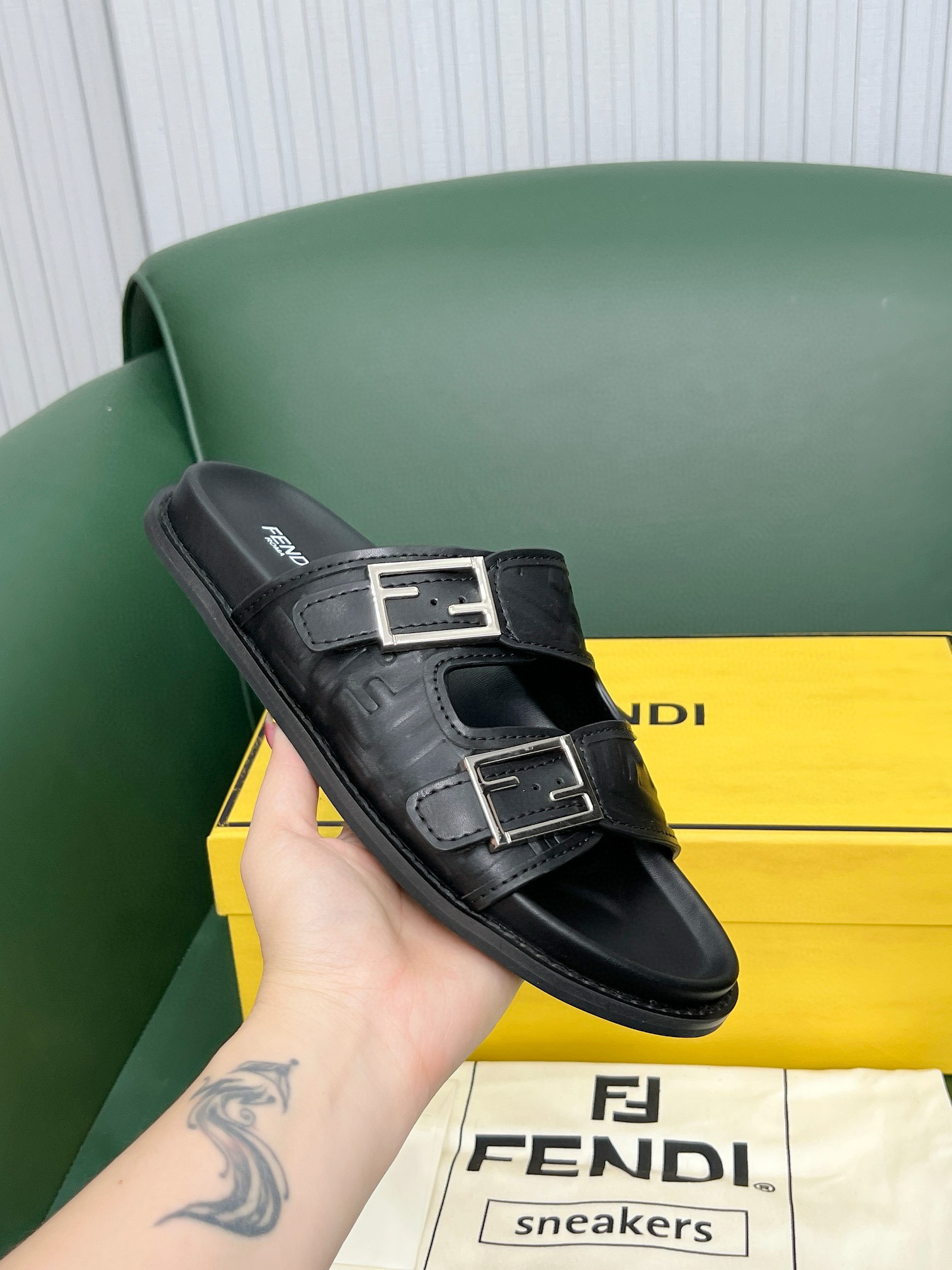 펜디 남자 슬리퍼